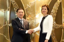 El Ministro vietnamita de Finanzas, Ho Duc Phoc, sostuvo un encuentro de trabajo con la directora general de la Bolsa de Luxemburgo, Julie Becker (Fuente: VNA)
