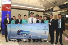 La primera tripulación de vuelo de Ciudad Ho Chi Minh a Hong Kong cuando se reabrió la ruta. (Foto: VNA)
