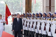 El presidene vietnamita, To Lam, pasa revista a la guardia de honor de la Armada.