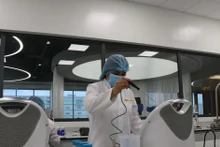 Personal del Centro de Creatividad Bloom investiga tecnología innovadora. (Fuente: VNA)