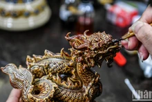 Sello de dragón cerámico chapado en oro de Bat Trang