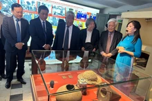 Delegados visitan la exhibición.