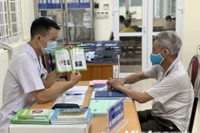 Médico del Hospital Central del Pulmón asesora a la gente sobre la tuberculosis. (Foto: Vietnam +)