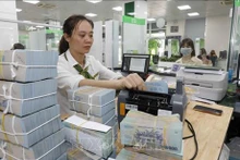 En un sucursal de Vietcombank (Foto de ilustración: VNA)