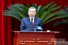 El secretario general del Partido Comunista de Vietnam, To Lam, interviene en el pleno.