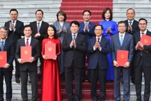 [Foto] Entregan decisiones de nombramiento a nuevos embajadores vietnamitas