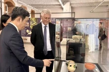 El director del Centro de Conservación del Patrimonio Thang Long-Hanói, Nguyen Thanh Quang, presenta una reliquia en el evento (Fuente:VNA)