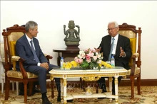 Im Chhun Lim (phải), presidente del Consejo Constitucional de Camboya (CCC) recibe al embajador vietnamita en Camboya, Nguyen Minh Vu. (Fuente: VNA)