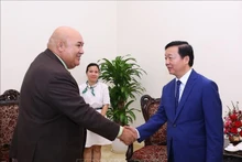 El director regional de la OMS para el Pacífico Occidental, Saia Ma'u Piukala, y el viceprimer ministro de Vietnam Tran Hong Ha. (Fotografía: VNA)