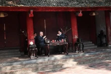 El presidente de Vietnam, Luong Cuong, y el rey de Camboya, Norodom Sihamoni, disfrutan del té vietnamita en el Templo de la Literatura. (Fuente: VNA)