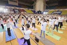 Cientos de personas celebran el Día Internacional del Yoga en Hanói 