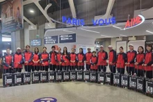 El equipo de voleibol femenino vietnamita llega a París para asistir a Copa Challenger 2023. (Foto: VNA)