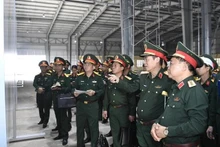 La delegación supervisa el área de exhibición interior. (Foto: qdnd.vn)