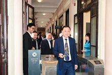 Delegados experimentan el sistema de entradas electrónicas (Foto: Ministerio de Cultura, Deportes y Turismo)