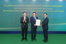 El viceprimer ministro Bui Thanh Son (derecha) entrega la decisión de cambiar el nombre del Grupo de Petróleo y Gas de Vietnam el 9 de abril. (Foto: VietnamPlus)