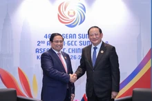 El primer ministro de Vietnam, Pham Minh Chinh (izquierda), y su homólogo laosiano, Sonexay Siphandone. 
