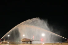 Un avión de la aerolínea Eastar Jet aterriza en el aeropuerto internacional de Cam Ranh. 