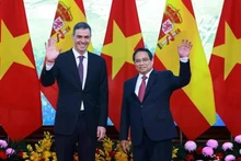 El primer ministro vietnamita, Pham Minh Chinh (der.), y el presidente del Gobierno de España, Pedro Sánchez. (Foto: VNA)