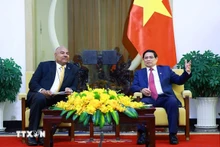 l primer ministro vietnamita, Pham Minh Chinh, recibe al ministro de Asuntos Exteriores y Cooperación de África Oriental de Tanzania, Mahmoud Thabit Kombo. (Foto: VNA)