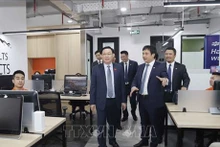 El presidente de la Asamblea Nacional de Vietnam, Vuong Dinh Hue, visita la oficina de FPT en Indonesia. (Foto: VNA)