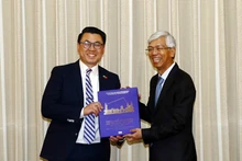 El vicepresidente del Comité Popular de Ciudad Ho Chi Minh, Vo Van Hoan, regala un libro de relaciones exteriores al senador Joseph Nguyen (Fuente: VNA)