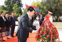 El presidente de Vietnam, Luong Cuong, rinde homenaje póstumo al líder laosiano Kaysone Phomvihane (Foto: VNA)