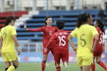 Pham Hai Yen (camisa roja), después de anotar el primer gol para la selección de Vietnam (Fuente: VNA)