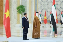El vicepresidente de los Emiratos Árabes Unidos (EAU), Sheikh Mansour bin Zayed Al Nahyan, ofreció una ceremonia oficial de bienvenida con 21 disparos de salvas de cañones en el Palacio Presidencial en Abu Dhabi para el primer ministro de Vietnam, Pham Minh Chinh. (Fuente: VNA)