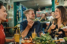 Turistas extranjeros difrutan de comidas vietnamitas (Fuente: vneconomy.vn)