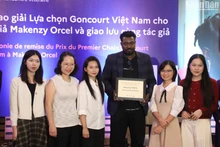 Escritor haitiano recibe premio de literatura francesa en Vietnam.