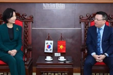El presidente-editor de Nhan Dan, Le Quoc Minh recibe a la embajadora surcoreana, Oh Youngju.