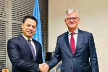 El embajador Dang Hoang Giang, representante permanente de Vietnam ante la ONU, y el subsecretario general de esa organización para Operaciones de Paz, Jean-Pierre Lacroix. (Fuente: VNA)