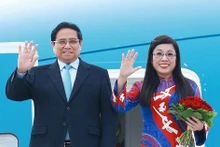 El primer ministro de Vietnam, Pham Minh Chinh, y su esposa llegan a Praga. (Fuente: VNA)