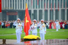 [Foto] Ceremonia de izamiento de la bandera por el 50 aniversario de la Reunificación Nacional en la Plaza Ba Dinh
