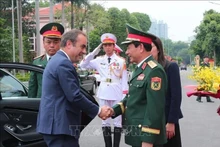 El general Phan Van Giang, miembro del Buró Político, secretario adjunto de la Comisión Militar Central y ministro de Defensa Nacional de Vietnam recibe al ministro de las Fuerzas Armadas de ese país, Sébastien Lecornu.