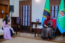 La presidenta de Tanzania, Samia Suluhu Hassan, recibe a la embajadora de Vietnam, Vu Thanh Huyen. (Fuente: VNA)