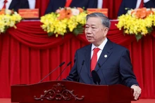 El secretario general del Partido Comunista de Vietnam, To Lam, pronuncia un discurso en la ceremonia conmemorativa. 