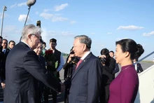 El Presidente de Kazajstán, Kassym-Jomart Tokayev, recibe al secretario general del Partido Comunista de Vietnam, To Lam en el Aeropuerto Internacional Nursultan Nazarbayev (Foto: VNA)