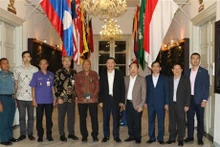 La delegación del Consejo Teórico Central del Partido Comunista de Vietnam se tomó fotografías de recuerdo con los dirigentes del Instituto Nacional de Resiliencia de Indonesia (Lemhanas) (Fuente:VNA)