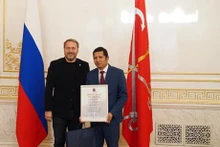 Entrega de un certificado de mérito al Sr. Nguyen Quoc Hung, director del fondo de apoyo a la cooperación Rusia-Vietnam llamado “Tradición y Amistad”. (Foto: VNA)