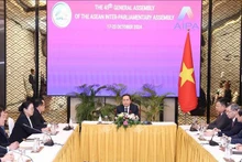 El presidente de la Asamblea Nacional (AN) de Vietnam, Tran Thanh Man (centro), en el encuentro. (Fuente: VNA)
