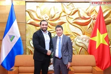 El presidente de la Unión de Organizaciones de Amistad de Vietnam, Phan Anh Son, y el embajador de Nicaragua, Armengol Campos. 