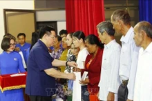 El presidente de la Asamblea Nacional de Vietnam, Vuong Dinh Hue, entrega regalos a personas beneficiarias de políticas preferenciales en la provincia de Bac Lieu. (Foto: VNA)