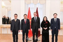 El presidente de Letonia, Edgars Rinkevics, junto con los diplomáticos de la Embajada vietnamita (Foto: VNA) 