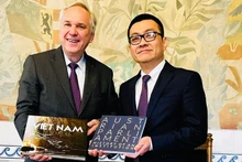 El nuevo embajador vietnamita en Austria, Vu Le Thai Hoang, se reúne con el presidente del Parlamento de Austria, Walter Rosenkranz.