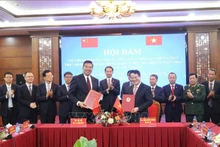 En la firma del memorando de entendimiento para promover la construcción piloto del paso fronterizo inteligente en la par de frontera Huu Nghi (Vietnam) y Youyi Guan (China). (Fuente: VNA)