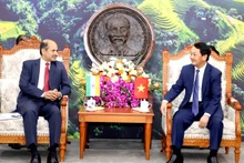 El secretario del Comité partidista de la provincia norteña de Ha Giang, Hau A Lenh, recibe al embajador de la India en Vietnam, Sandeep Arya. (Foto: baohagiang.vn)