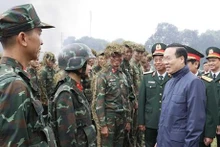 El presidente Vo Van Thuong con soldados y oficiales de la fuerza especial del Ejército (Foto: VNA)