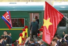 El presidente de Corea del Norte, Kim Jong-un, se baja del tren en la estación de Dong Dang durante su visita a Vietnam en 2019. (Fotografía: VNA)