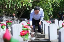 El presidente de la Asamblea Nacional, Tran Thanh Man, ofrece incienso a los soldados caídos en el Cementerio de los Mártires Internacionales Vietnam-Laos (Foto: VNA)